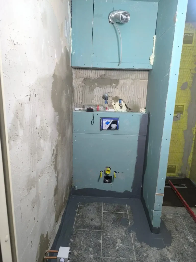 Vorbereitung eines Badezimmers für die Badsanierung – Abdichtung, Installation und Untergrundarbeiten durch DXB Handwerksarbeiten in Braunschweig, Hannover, Hamburg und Soltau